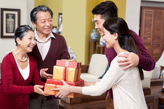 Kinh nghiệm chọn quà Tết cho bố mẹ chồng tinh tế và phù hợp