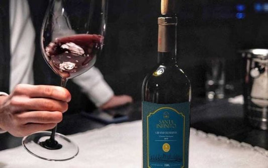 Tại sao người sành vang luôn lắc ly rượu trước khi nếm?